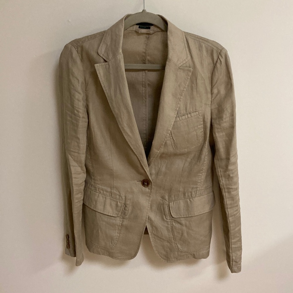Benetton 109% linen blazer with 3 front pockets.
